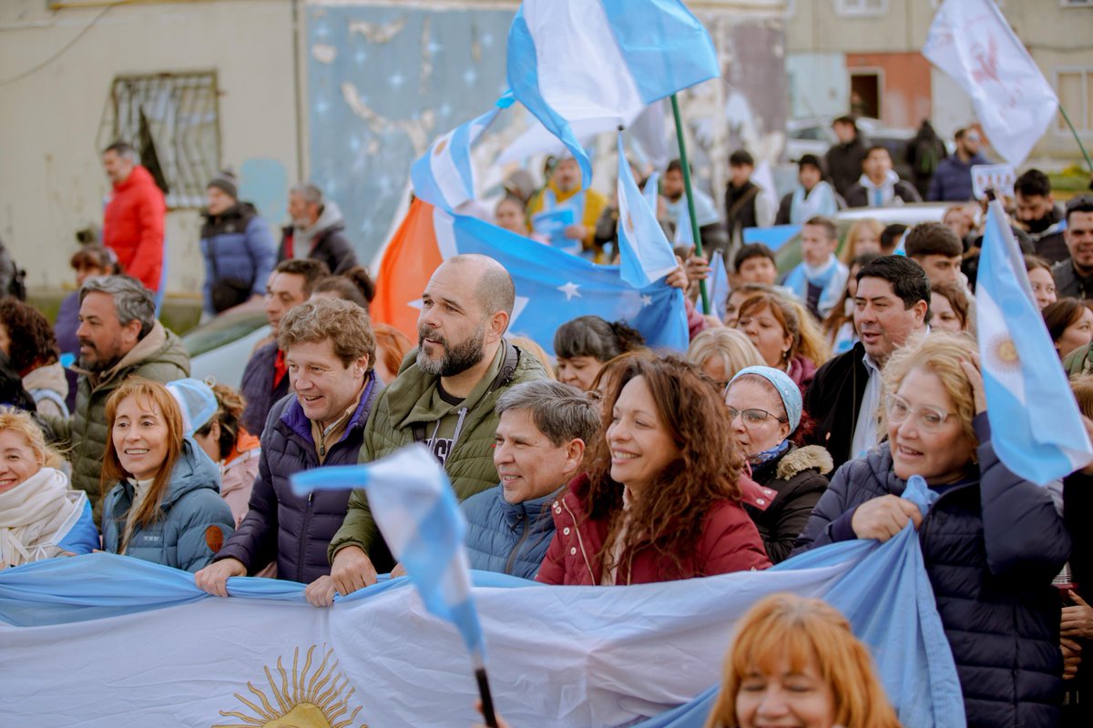 gustavomelella's tweet photo. Con la fuerza de los fueguinos y las fueguinas, este domingo elegimos por la Argentina del trabajo y la industria 🇦🇷

Este domingo elegimos el rumbo del país. En el Congreso y en el Senado, los derechos laborales y jubilatorios se defienden con Fuerza Patria. https://t.co/T9gWykFRgZ