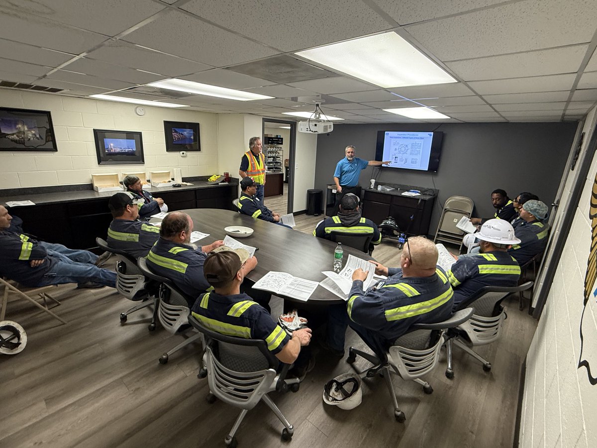 coachdonnie24's tweet image. Thank you, MHC Dallas, for organizing two ADB22X classes today with Martin Marietta. I always appreciate the opportunity to discuss Bendix products and assist our customers. #MHC #MartinMarietta #Bendix #CustomerSupport