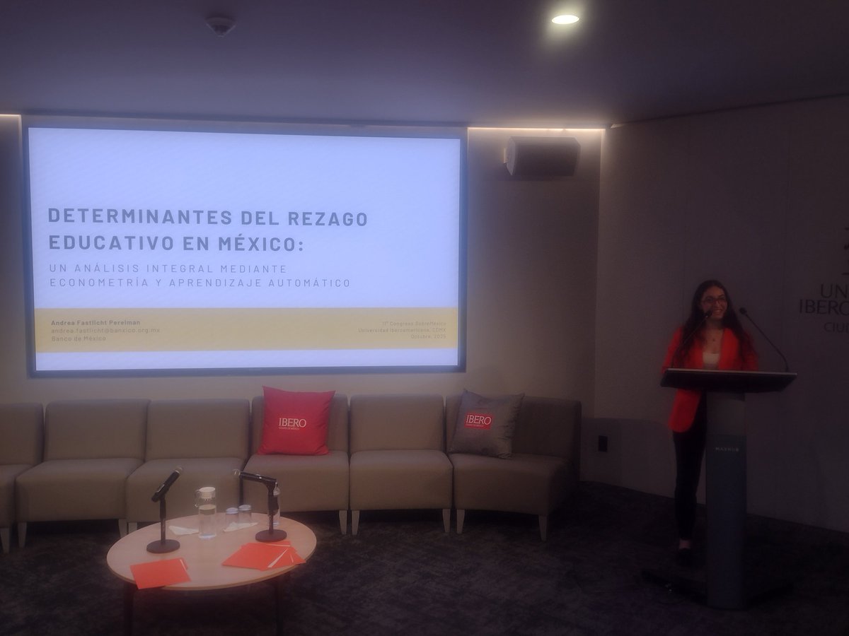 ibero_economia's tweet photo. 📢Momento de #OrgulloIBERO

Nuestra egresada de la licenciatura en #Economía Andrea Fastlicht Perlman (@AndreaFastlicht ) presenta su artículo "Determinantes del rezago educativo en México: Un análisis integral mediante econometría y aprendizaje automático" en #SobreMexico https://t.co/j1GAYBBpzK