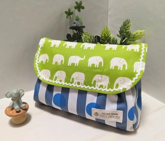 treehouse_2007's tweet image. 寒いッス
朝だけめっちゃ冷えるなぁ…(｡ŏ﹏ŏ)
昼間は過ごしやすいんだろうけど！この時期服装に悩みます

【再販２】おむつポーチ☆黄緑ゾウ×ブルーストライプドット☆TREEHOUSE #minne 
minne.com/items/37972783