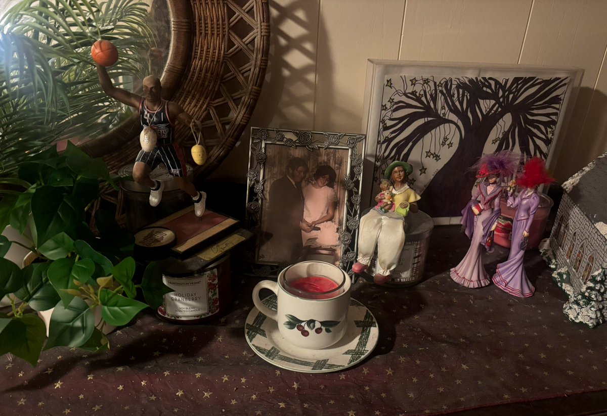oddtreebanjo's tweet image. my grandma loves charles barkley so much that she has a figure of him on her buffet dunking next to a photo of her and my grandpa at their wedding