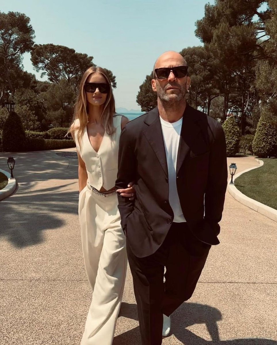 Faraaank's tweet image. ۲۰ سال اختلاف سنیشونه 
خوشبختن ، بچه دارن ، کاپل سکسی هالیوودن
بعد به تهی به خاطر زنش میگن پدوفیل😂😂😂😂😂