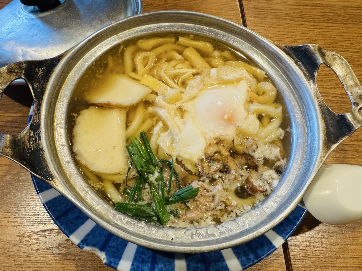 朝イチで卸売市場で仕入れ、塩釜産の良い生マグロが手に入ってホクホク🥰
朝ごはんは市場の中の定食屋さん、鍋焼きうどん最高ー‼️