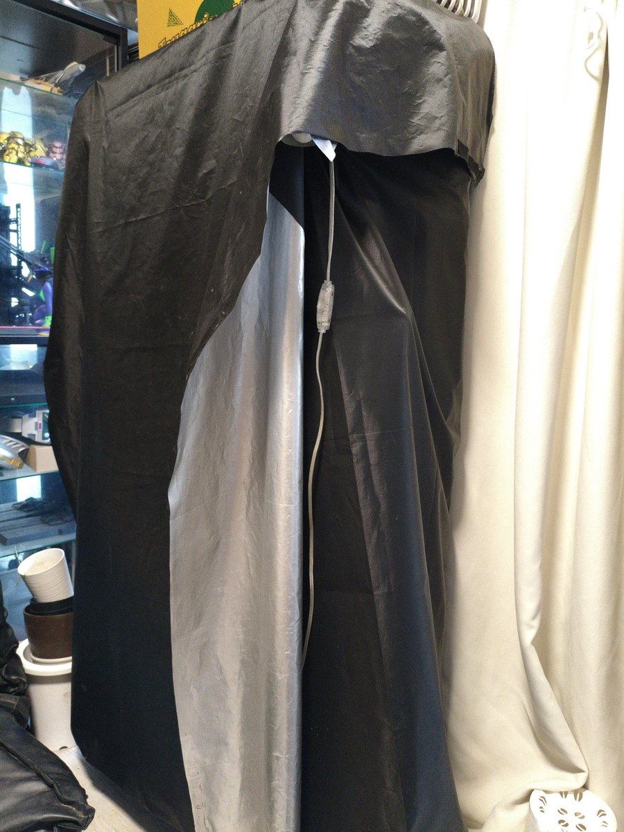 気温が15℃を下回るようになってきたので、ドラセナちゃんたちの育成ラックの中にヒートマットを敷いて、夜間は完全に覆って自然対流の温室にしました。これでギリ20℃くらいにはなるかも…(ヒートマットと鉢は10cmくらいの高さのギャップを設けてて、ヒートマットの設定は45℃にしてある)