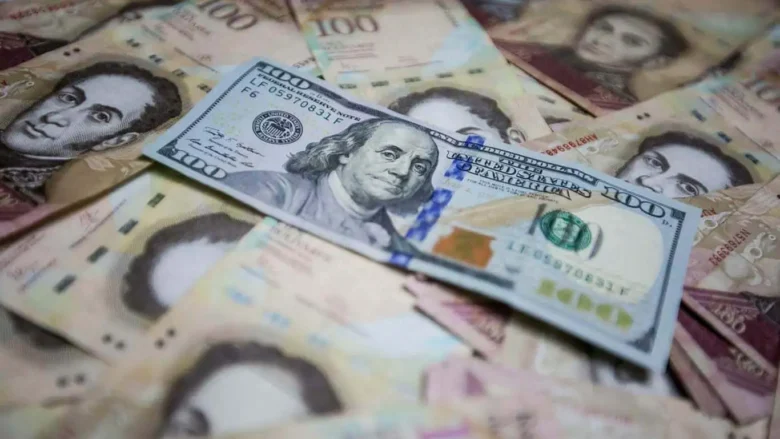 #23Oct #Economía 
El economista José Guerra advierte que el país se acerca a una nueva hiperinflación, tras una «gravísima devaluación» del bolívar y un aumento de más de 400 % del dólar oficial en un año. Guerra alerta sobre precios desbordados y riesgo de repetir la crisis de