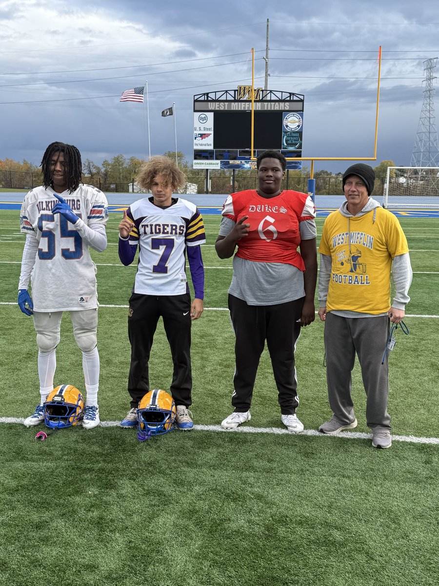 WMAHSTitans_FB's tweet photo. Last regular season practice rocking throwback jerseys! @jarrellbostic50 @maleec1_ @TerronWhite_3 https://t.co/36DToY16vI