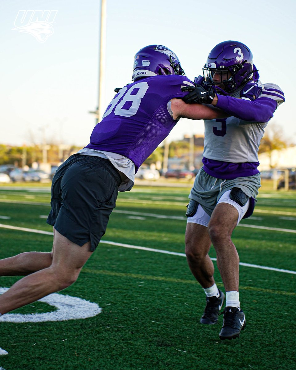 UNIFootball's tweet photo. Hitting the Grindstone 

#EverLoyal | #1UNI | #UNIFootball https://t.co/qFbKaasqOA