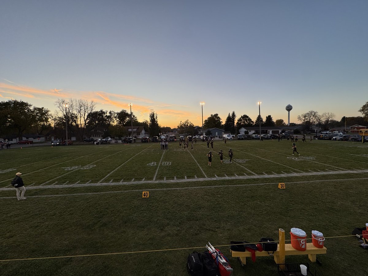 CSchmidtNews's tweet image. 9B playoff action tonight at Fritz Field in Colman as No. 3 Colman-Egan welcomes No. 14 Arlington to town. Kickoff in 20 minutes! #kelosports #sdpreps