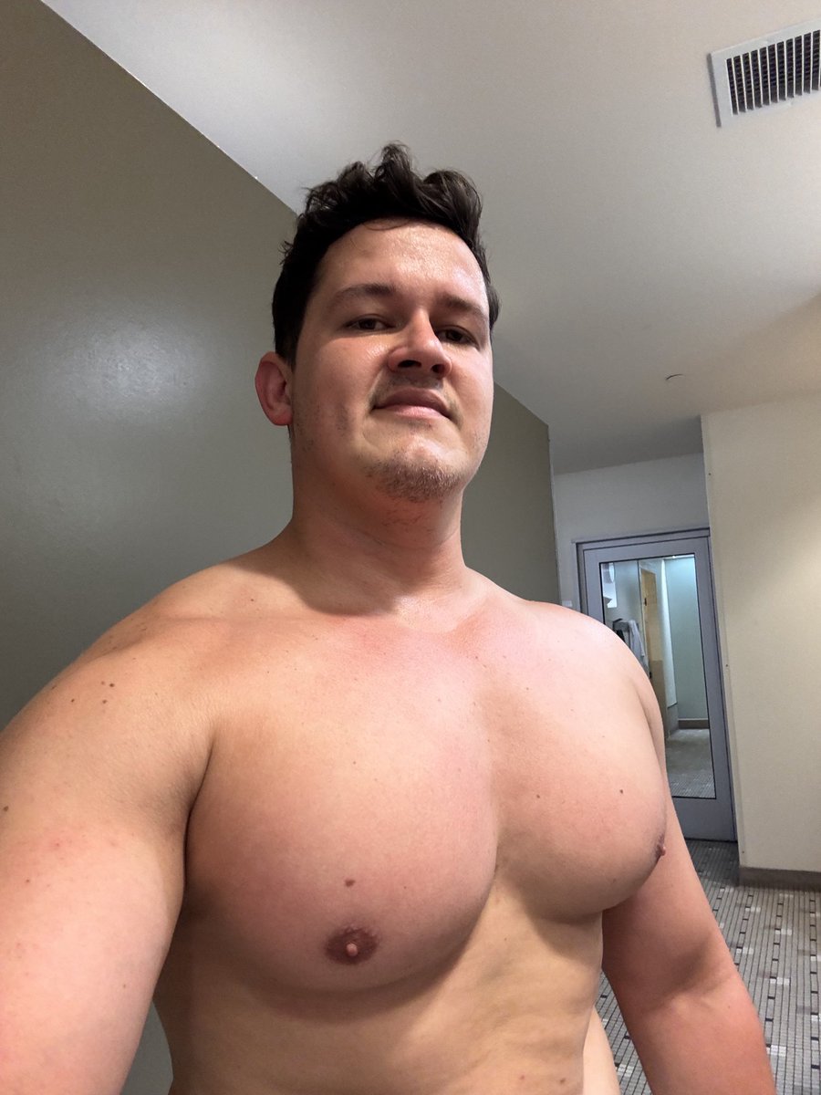 LyonKing93's tweet photo. Meet me in the showers 😏🚿 https://t.co/Mqj71mjxif