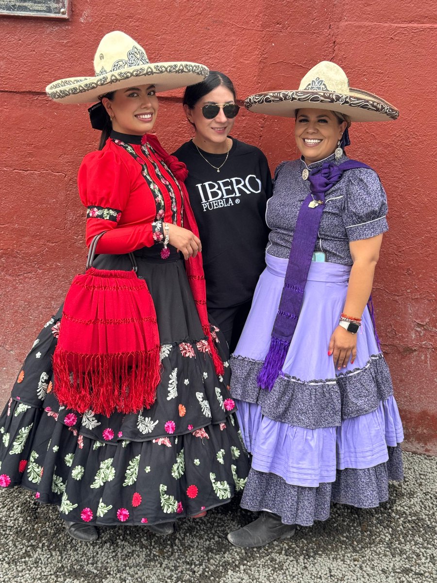 MiyuFox's tweet photo. Con unas hermosas https://t.co/cFfJ4CdAWL