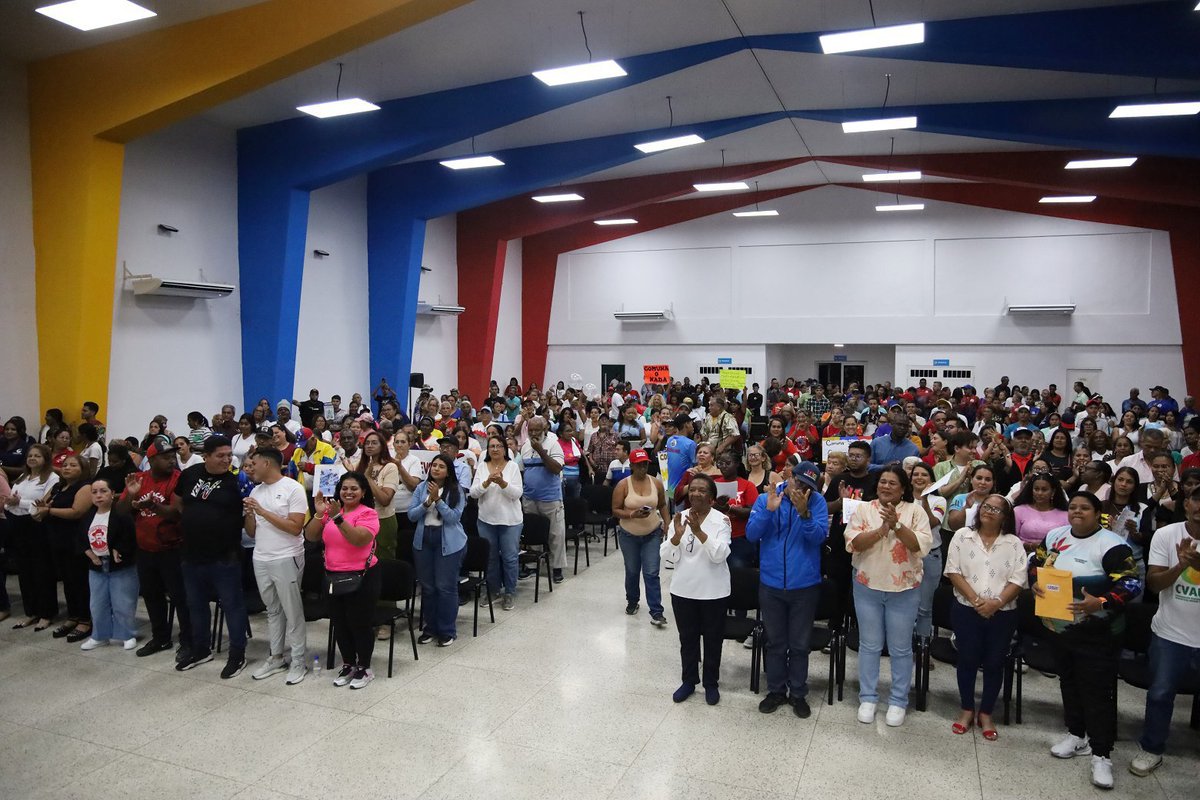 mincomunas_ve's tweet image. ¡La Comuna Guaicamacuto consolida el #PoderPopular! En una gran #AsambleaComunera se conmemoró el 13° Aniversario del Golpe de Timón, donde se formalizó la creación de ocho Circuitos Comunales.
Un logro destacado fue el financiamiento total de los proyectos juveniles.