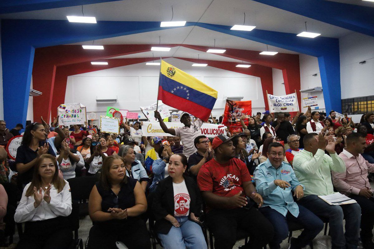 mincomunas_ve's tweet image. ¡La Comuna Guaicamacuto consolida el #PoderPopular! En una gran #AsambleaComunera se conmemoró el 13° Aniversario del Golpe de Timón, donde se formalizó la creación de ocho Circuitos Comunales.
Un logro destacado fue el financiamiento total de los proyectos juveniles.