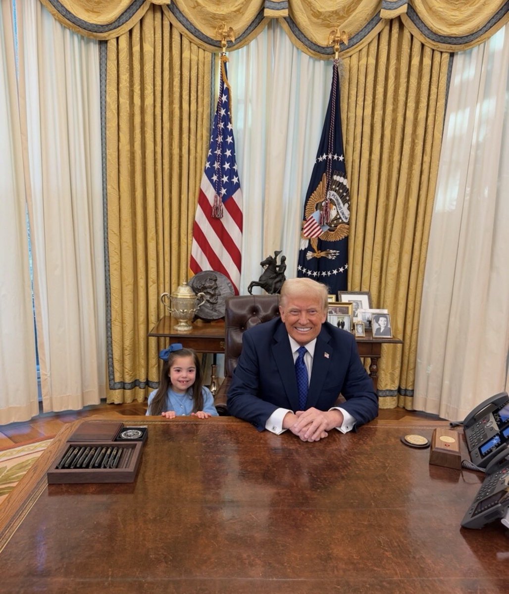 Im in tears. Trump just posted this photo with this little girl in the Oval who has Down Syndrome ❤️ 

President Trump truly cares about kids

I LOVE THIS