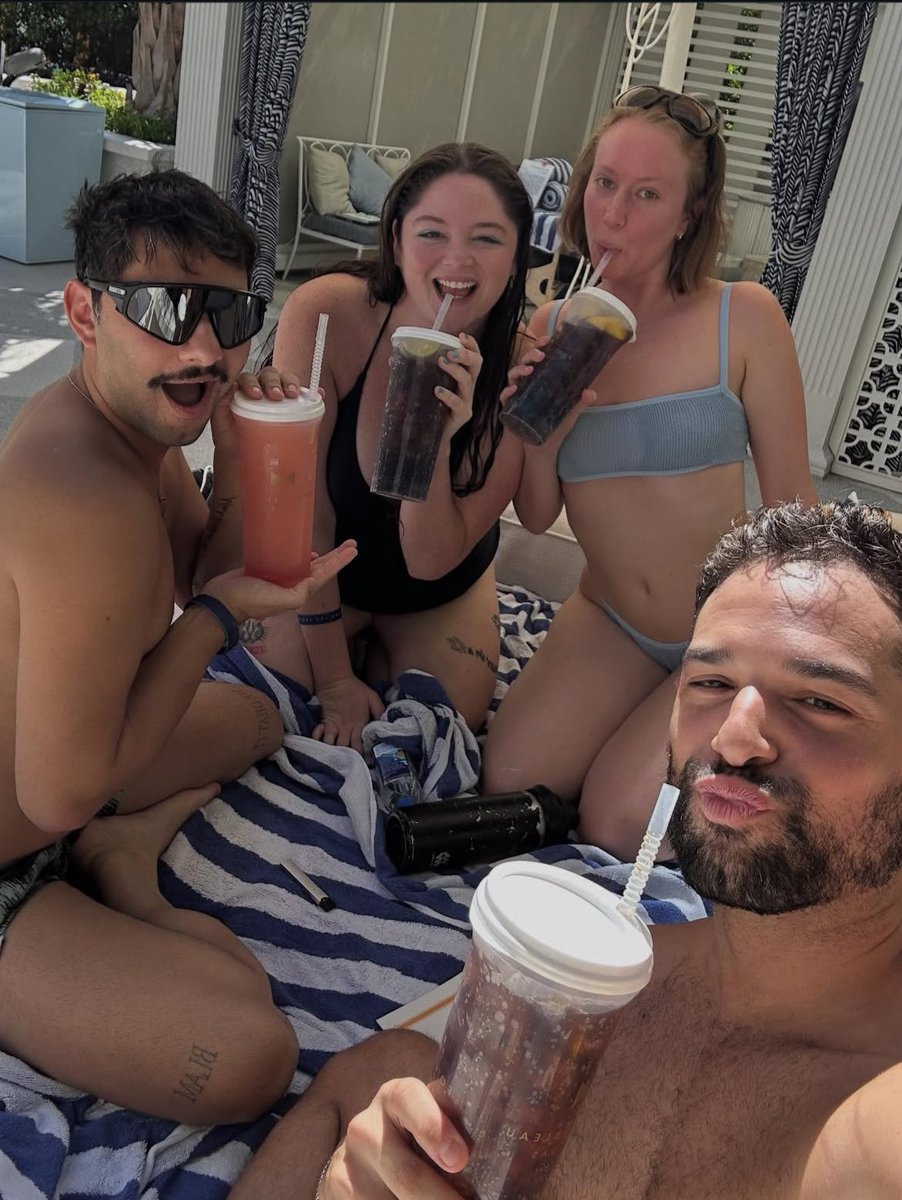 einbinderfiles's tweet image. Hannah Einbinder with Johnny Sibilly, Mark Indelicato and Meg Stalter 

📸: johnnysibilly via instagram.