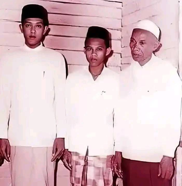 ANDA AKAN TERKESIMA MELIHAT FOTO INI‼️👑👑👑👑👑👑👑👑👑👑👑🇮🇩
"Membongkar Sejarah: Tunik berusia 4.500 tahun di Museum Mesir"