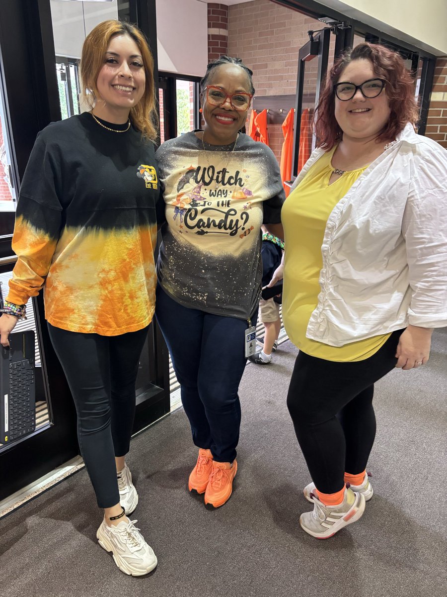 MatturroMEd's tweet image. Little more #fallfun…was able to catch a few @HicksTigers in candy corn colors!!! 🟡🟠 ⚪️