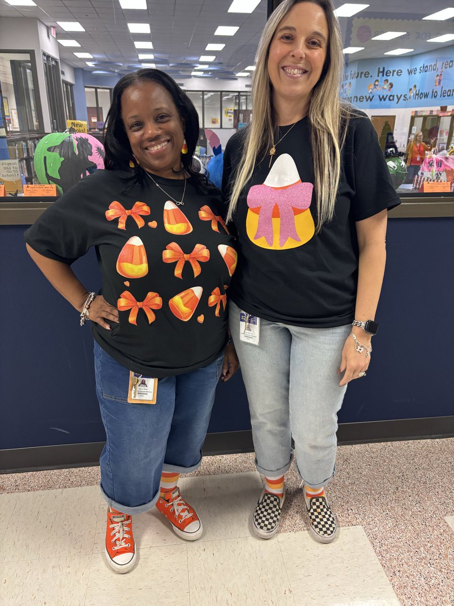 MatturroMEd's tweet image. Little more #fallfun…was able to catch a few @HicksTigers in candy corn colors!!! 🟡🟠 ⚪️