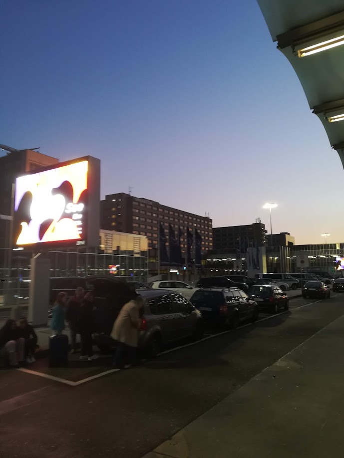 DManagersos's tweet image. #ManagerSOS #DACH Team 1.56 Uhr Guten Morgen - Wir sind bereits wieder unterwegs.  #Frankfurt Flughafen Rundreise zu Mandanten nach #Berlin #Hamburg #München #Düsseldorf und #Karlsruhe danach nach #Palma .