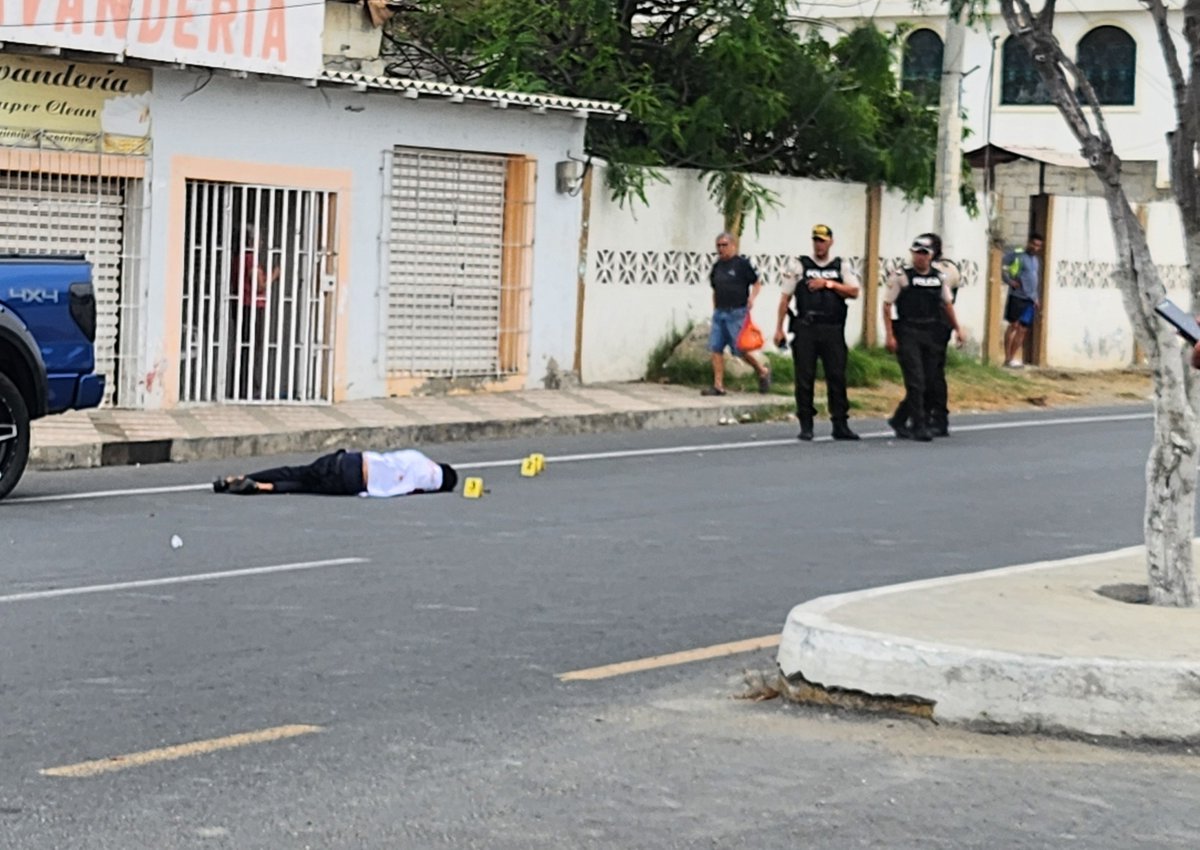 Delincuente abatido en Salinas. Policía informó que el sujeto participó en el robo de dinero que un ciudadano retiró de una agencia bancaria. Agentes actuaron en flagrancia.

En la escena se encontró un arma de fuego, un sobre con el dinero de la víctima e indicios balísticos.