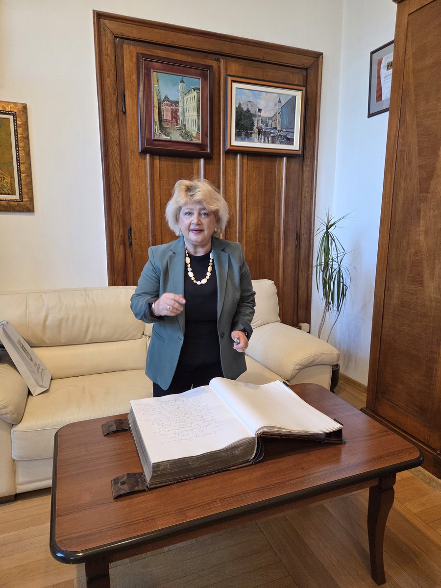 Probably the largest book i was ever asked to sign in! Quite a feeling to write words of gratitude to the people of #Pleven in this magnificent book inaugurated to celebrate one century since the liberation of Bulgarians in 1877 also with help from Romanian troops&amp;volunteers.