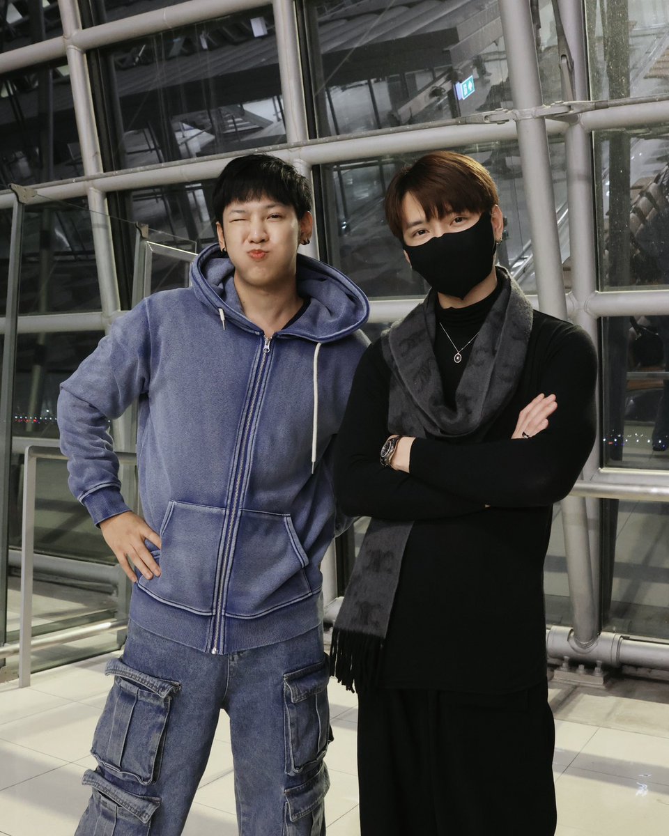 GMMTV's tweet photo. 정말 오랜만에 함께 한국에 가지 못했는데, 이번에 다시 함께 갈 수 있는 기회가 생겼어요. 여러분 너무 보고 싶었어요. 곧 만나요! ❤️

หลังจากไม่ได้ไปเกาหลีใต้ด้วยกันนานมากๆ 
คราวนี้มีโอกาสได้กลับไปด้วยกันอีก 
คิดถึงทุกคนมากเลยครับ 
แล้วเจอกันน้าาาา ❤️

#KristSingtoFMinKOREA
#GMMTV @kristtps @stjinx_maya