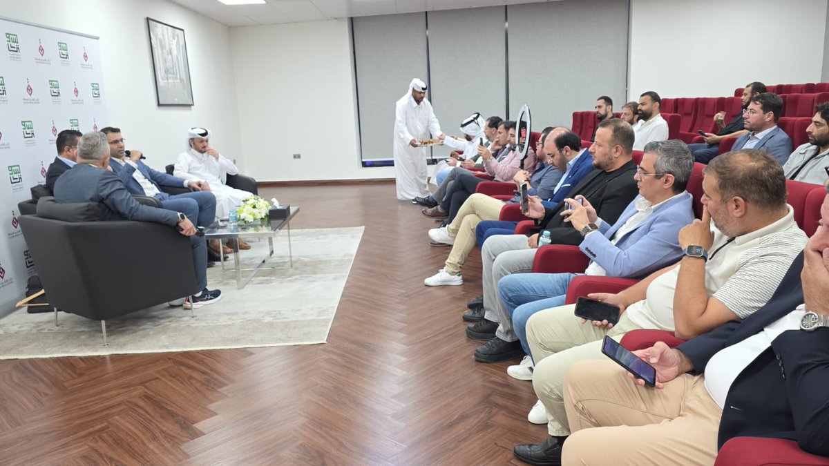 SyrMCQatar's tweet photo. نادي الإعلاميين السوريين في قطر  يستعرض واقع الرياضة في سوريا وتحديات المرحلة

الدوحة – علاء الدين قريعة

نظم نادي الإعلاميين السوريين في قطر بالتعاون مع المركز القطري للصحافة ندوة بعنوان "واقع الرياضة في سوريا وتحديات المرحلة".
أقيمت الندوة بقاعة الأستاذ ناصر بن محمد العثمان بمشاركة نخبة من الاعلاميين السوريين والمهتمين بالشأن الرياضي السوري، وتحدث فيها كل من الكابتن حازم حربا المدير الفني في الاتحاد القطري لكرة القدم، ورامي عيسى رئيس الاتحاد السوري لكرة السلة، والإعلامي القطري علي عيسى رئيس اللجنة الرياضية في المركز القطري للصحافة، وأدارها الإعلامي أحمد عقّاد.

تحديات المرحلة

واشار الكابتن حازم حربا الى أبرز الصعوبات التي تواجه الرياضة السورية وفي مقدمتها تراجع البنية التحتية وضعف الدعم المالي وهجرة الكفاءات، مؤكداً أن سوريا كانت ولا تزال تملك طاقات كبيرة في مختلف الألعاب ولكنها تحتاج فقط إلى بيئة مناسبة وخطط تطويرية واضحة.

وقال" من الضروري تأسيس وزارة للرياضة والشباب حيث أصبحت الراضة بمنأى عن ارتباطها بالنظام، ولا توجد تدخلات في القرارات الفنية، ولكن كل هذا يحتاج الى دعم حكومي لاسيما مع نقص الكوادر الهائل الذي تعاني منه الرياضة السورية"، كما أكد على الدور الهام الذي لعبته وزارة الرياضة في سوريا ونجاحها في إعادة بعض الاستثمارات، كما ساهمت بدعم الاتحاد ونشاطاته طيلة الفترة الماضية.

تسخير كوادر شابة

من جانبه أوضح رامي عيسى رئيس الاتحاد السوري لكرة السلة أن المرحلة ما بعد إعادة بناء النظام شهدت صعوبات كبيرة ومعاناة هائلة في محاولة بناء النظام من الصفر فهناك عقبات كثيرة وصعوبات يسعى الاتحاد لتذليلها عبر الاستعانة بكوادر وطنية شابة وعناصر ذات خبرة، وأكد على أن الاستثمار في الفئات العمرية الصغيرة هو الأساس لبناء جيل رياضي قادر على المنافسة وتحقيق الإنجازات، مع أهمية الاستفادة من التجارب الناجحة لا سيما التجربة القطرية في إدارة الرياضة وصناعة الأبطال

وقال" عملنا على إصلاح الأنظمة الداخلية للاتحاد الذي يعاني من تراكمات كبيرة ومنح صلاحيات واسعة لأصحاب الاختصاص، وهدفنا أن نبني الاتحاد وفق مبدأ الحوكمة والهيكلة الإدارية".

وأضاف حربا الذي ترأس اللجنة الاستشارية للاتحاد السوري لكرة القدم في الفترة السابقة : تشهد المرحلة القادمة جهوداً مكثفة لإعادة بناء الرياضة السورية على أسس علمية وإدارية حديثة تشمل تطوير الكوادر وتوسيع قاعدة المشاركة في البطولات المحلية.

وختم : تأسيس وزارة الرياضة والشباب مهم للغاية حيث أصبحت الرياضة بمنأى عن ارتباطها بالنظام ، وأنا أجزم أنه لا توجد تدخلات في القرارات الفنية وإنما هناك دعم لوجستي كبير ولكن كل هذا يحتاج لدعم حكومي لاسيما في ظل وجود نقص هائل على صعيد الكوادر.

وضع رؤية وخطط واضحة

أما الإعلامي القطري علي عيسى رئيس اللجنة الرياضية في المركز القطري للصحافة فأكد في كلمته أن الإعلام الرياضي يلعب دوراً محورياً في دعم الرياضيين وتسليط الضوء على إنجازاتهم، ويتطلب النجاح وجود رؤية واضحة وخطط على المدى الطويل لتحقيقها، وأشار الى أن تنفيذها يتطلب وقتا طويلا وجهودا مكثفة، مستشهدا بالأمير الوالد الشيخ حمد آل ثاني عندما وضع خطة استضافة كأس العالم منذ اول بطولة تم استضافتها في الدوحة، وعمل على تنفيذها عن طريق كسب ثقة الاتحادات الأخرى واستضافة بطولات واحداث رياضية، وقال:" تمكنت التجربة القطرية من الوصول للريادة بعد تخطيط طويل المدى ووفق استراتيجيات وجهود مضنية".

وأضاف، البنية التحتية في سوريا تحتاج لعمل كبير لكن بوجود الرصيد البشري والذي يحتاج لدعم حكومي وتعاون بين كافة القطاعات؛ فهي مقبلة على تغيير في كافة المجالات.

وشهدت الندوة نقاشاً مفتوحاً بين الحضور والمتحدثين حول أهمية بناء استراتيجية شاملة لإعادة تأهيل الرياضة السورية، وتعزيز الشراكات بين الاتحادات والأندية والمؤسسات الإعلامية بما يضمن استدامة التطوير وتحسين مستوى الأداء الرياضي. كما تم التأكيد على ضرورة تشجيع القطاع الخاص للاستثمار في المجال الرياضي وتوفير بيئة دعم حقيقية للمواهب الشابة.