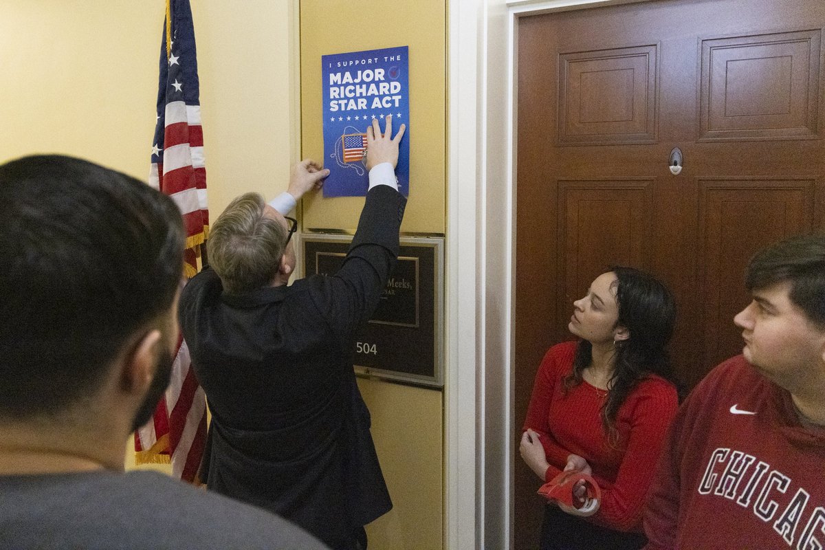 TomPorterDC's tweet photo. On behalf of @BlueStarFamily, I joined with our partner orgs today to thank @RepDonBacon for his cosponsorship of the #MajorRichardStarAct and to mount a sign showing support in front of his office. #EndTheWoundedVeteranTax #BlueStarImpact https://t.co/f6PC5oeD4T