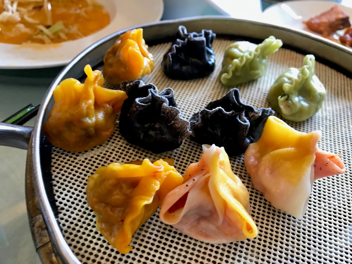 A3: I'd like to go to Asia to have a variety of wrapped up foods (egg rolls, shu mai, various dumplings). I'd really love to take a dumpling-making class though, like this one. #FoodTravelChat #Dumplings

realfoodtraveler.com/chinese-dumpli…