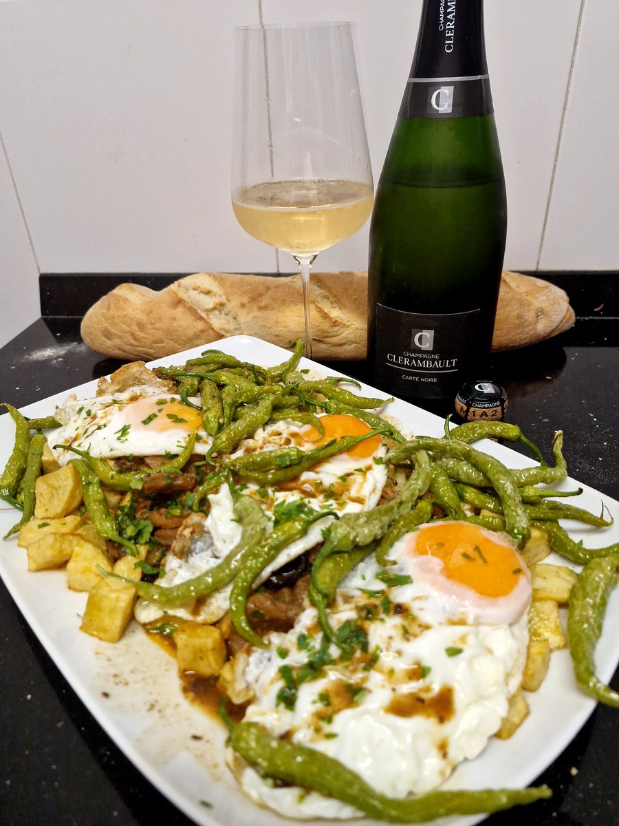 Noche de plato combinado (huevos, patatas, callos y piparras) y champancito