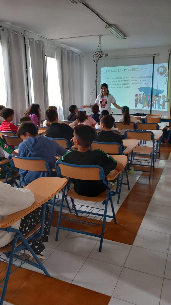 👷‍♀ 𝗥𝗘𝗖𝗜𝗕𝗜𝗠𝗢𝗦 𝗔 𝗠𝗔𝗥𝗜́𝗔 𝗣𝗘́𝗥𝗘𝗭 | El día de ayer, tuvimos el privilegio de tener en nuestro centro a María Pérez, primera mujer minera perforista de España, natural de San Bartolomé de la Torre.
Gracias María, por enseñarnos tanto!! @lacomunidad_demara