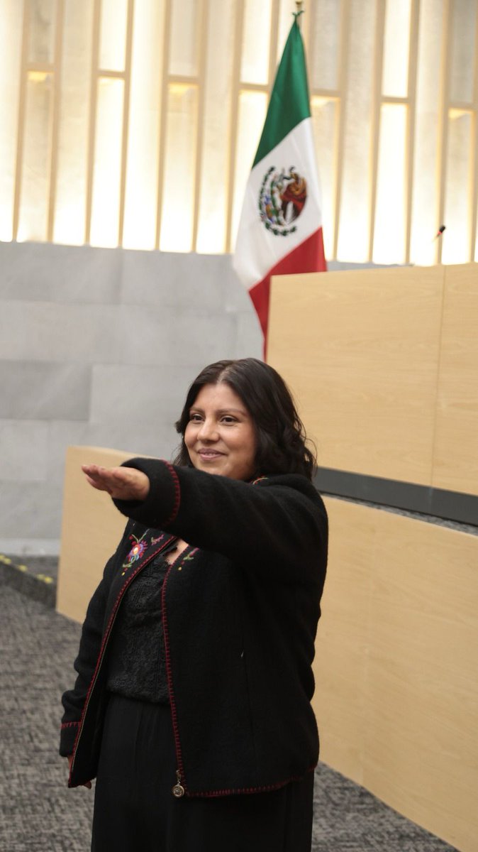 🏛️ Durante la sesión del Pleno del #CongresoDePuebla, Elisa Limón Balderrábano tomó protesta como diputada integrante de la #LXIILegislatura, en sustitución de <a href="/artemisa_laura/">Laura Artemisa Oficial</a>, quien solicitó licencia por tiempo indefinido para separarse  del cargo de legisladora.