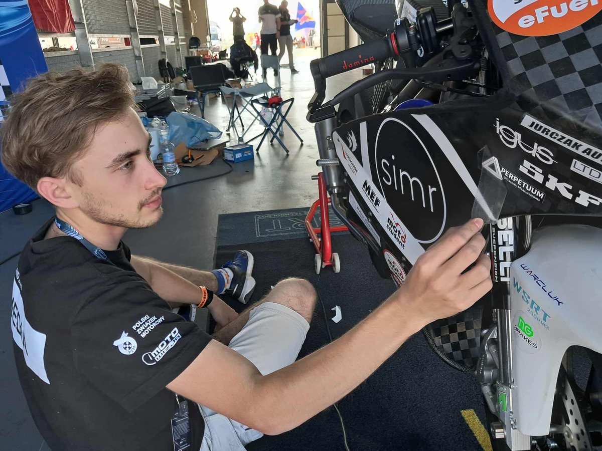 Naklejki na miejscu! 🙌
Każde logo to coś więcej niż tylko grafika – to symbol zaufania, wsparcia i wiary w nasz projekt 💪
Dziękujemy wszystkim sponsorom za pomoc, dzięki której nasz motocykl może błyszczeć nie tylko na torze, ale i w sercach ekipy ❤️
#najlepszekolonaukowepw