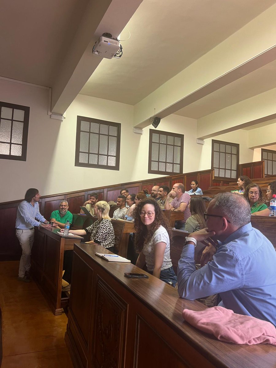 Impartiendo el curso de formación "Pedagogia de la Creatividad. Enseñar en la Universidad a través de prácticas didácticas disruptivas" al profesorado de la Universidad de La Laguna. Un magnífico grupo con el que está siendo un placer construir y coaprender. Gracias <a href="/ULL/">Universidad de La Laguna</a>