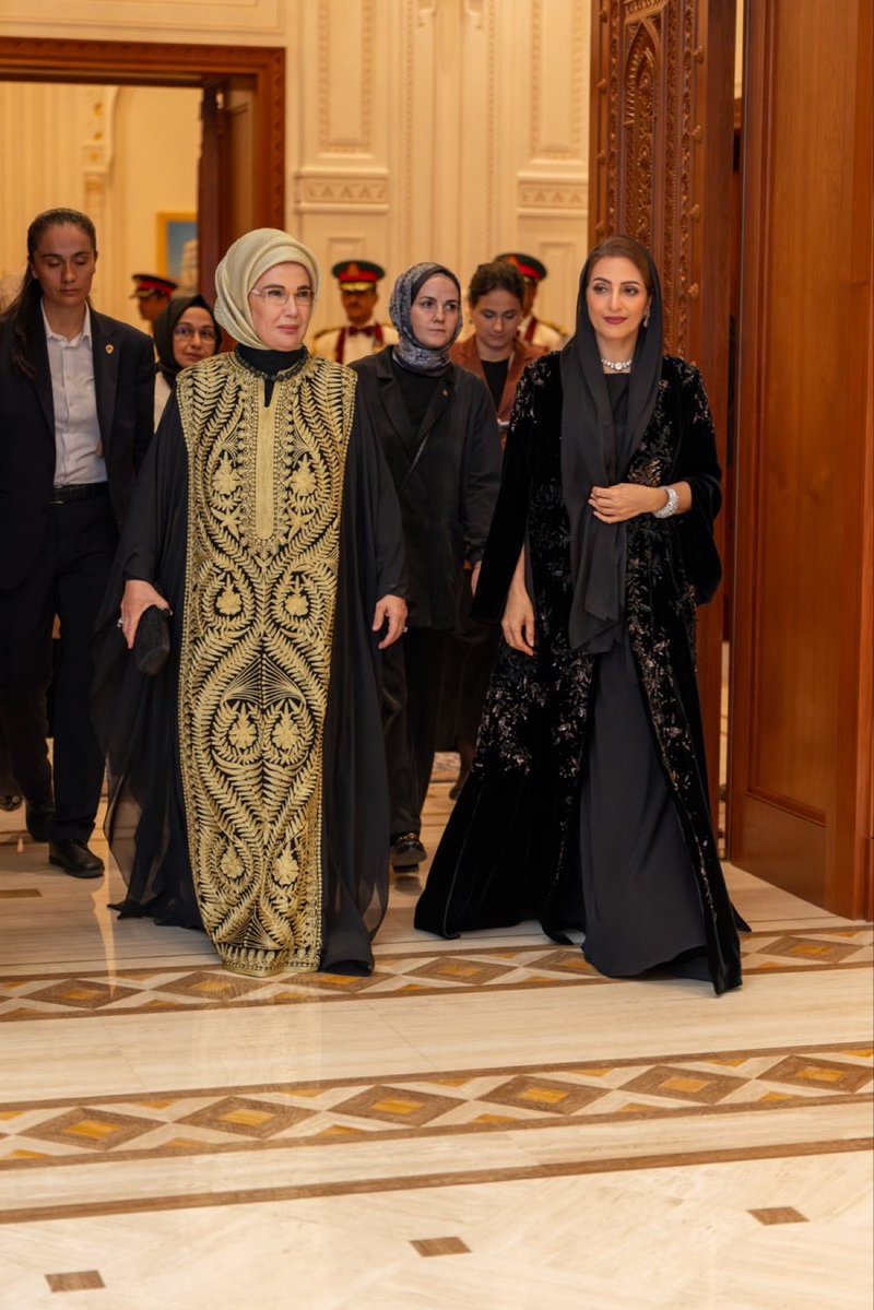 روح الوطن (@al_sulaima60906) on Twitter photo 📷 صور من حضور #السيدة_الجليلة حرمِ جلالةِ السلطان المعظّم / حفظها الله ورعاها / وحرمِ فخامةِ الرئيس التركي أمينة أردوغان مأدبةَ العشاء الرسمية التي أقامها جلالةُ السلطان المعظّم تكريمًا لفخامةِ رئيسِ جمهورية #تركيا والوفدِ المرافق له، بمناسبة زيارته لسلطنة عُمان. 📷 صور من حضور #السيدة_الجليلة حرمِ جلالةِ السلطان المعظّم / حفظها الله ورعاها / وحرمِ فخامةِ الرئيس التركي أمينة أردوغان مأدبةَ العشاء الرسمية التي أقامها جلالةُ السلطان المعظّم تكريمًا لفخامةِ رئيسِ جمهورية #تركيا والوفدِ المرافق له، بمناسبة زيارته لسلطنة عُمان.