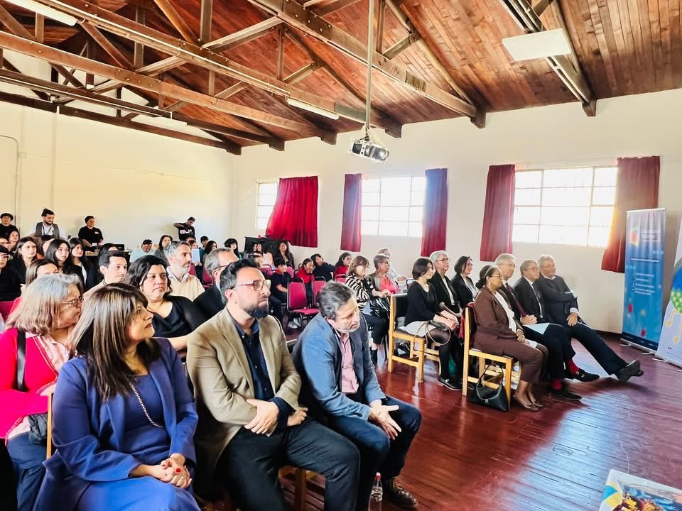 REPAM_OIF's tweet image. 🇨🇱 Jour 3 | Mission au Chili

La REPAM a pris part à Valparaíso au lancement du projet pilote de réintroduction du français dans l’enseignement public chilien.

Un moment fort avec élèves, parents et autorités autour d’un quiz sur la Francophonie ! 🎓🌍
#Francophonie #OIF #REPAM