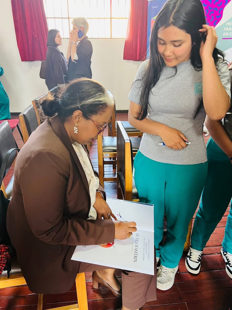 REPAM_OIF's tweet image. 🇨🇱 Jour 3 | Mission au Chili

La REPAM a pris part à Valparaíso au lancement du projet pilote de réintroduction du français dans l’enseignement public chilien.

Un moment fort avec élèves, parents et autorités autour d’un quiz sur la Francophonie ! 🎓🌍
#Francophonie #OIF #REPAM