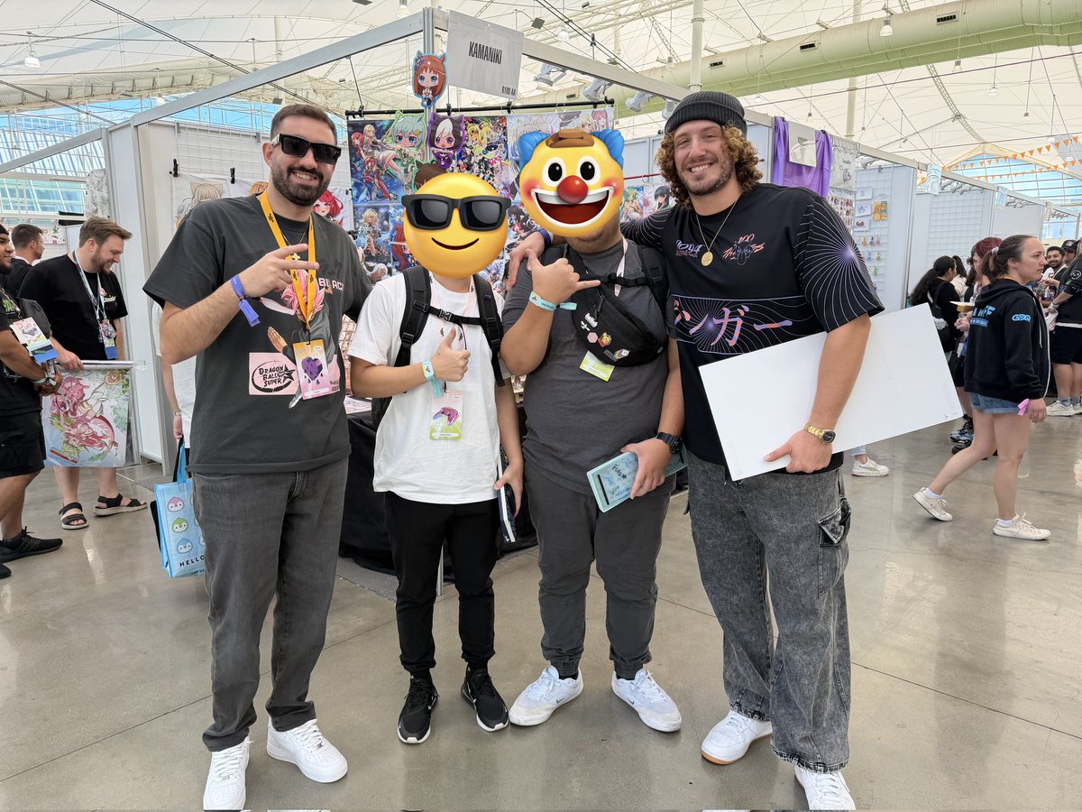 Me and <a href="/MizukiHarro/">Mizuki Harro🩵🌙</a> missed our meet and greet with <a href="/NiceWigg/">100T x RID NiceWigg</a> and <a href="/MrGreekGod_/">Greek 🐐</a> but we got to meet the goats of <a href="/PlayApex/">Apex Legends</a> in artist alley. Thank you for being awesome and signing our keyboards!