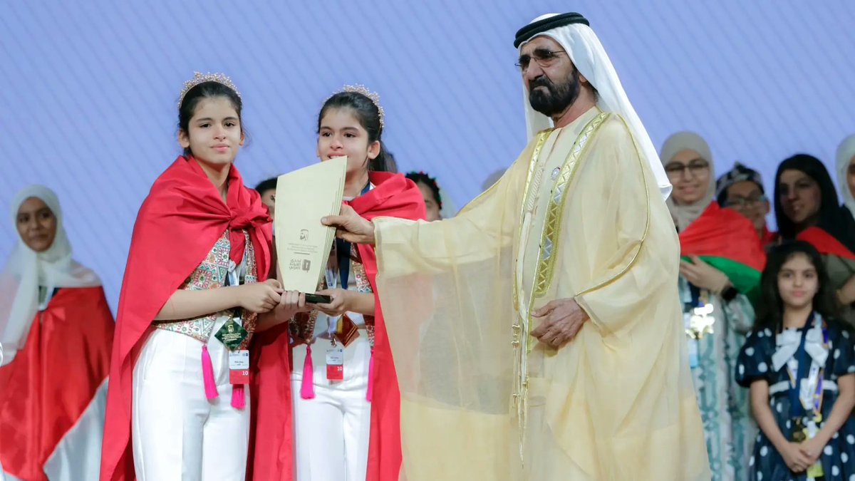 عندما استمعت للشقيقتين التَّوأم من تونس الخضراء وهن يتحدثن باللغة العربية الفصحى في ذروة عذوبتها وفصاحتها أخذتني الدهشة حَدَّ الإفتتان والإعجاب والفخر،أكاد لا أصدق كيف لهاتين الصَّغيرتين أن تملكا هذه القدرة العجيبة والهائلة في سبك اللغة ورصف الكلمات وعزفها باحترافية عالية تضائلت