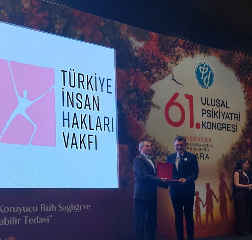 Her zaman yanımızda duran, insan hakları mücadelesinde dayanışmanın en güzel örneklerinden biri olan Türkiye İnsan Hakları Vakfı, 61. Ulusal Psikiyatri Kongresi’nde Kurumsal Dayanışma Ödülü ile onurlandırıldı.
Yıllardır acılarımızı, hakikat arayışımızı ve adalet talebimizi