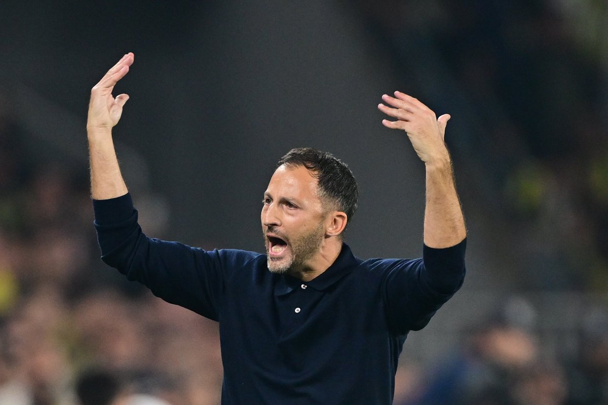 TekYolFener's tweet photo. Domenico Tedesco: "Oyuncularımın hakkını teslim etmeliyiz. Takımı hazırlayan benim ama oyuncularım en iyi şekilde hazırlanıyorlar. Çok iyi iş çıkarıyorlar. 

Fiziksel anlamda çok iyi bir takıma karşı oynadık. Neredeyse 70 dakika değişiklik yapmadım. 

Altı haftadır buradayım. Değişiklikler olabiliyor. Alvarez... Bir sakatlığı vardı. Toplam 7 oyuncu sakattı. Bir teknik direktör için 6 ay, 1 yıl, 2 yıl önemlidir oyun planını anlatmak için. 2 hafta içinde sakat oyuncular olabiliyor. Bu süreç içinde bazı şeyleri bulmaya çalışıyorsunuz.

Futbolcularımız antrenmanlarda iyi performans sergiliyor. Biz de en iyi performans sergileyen 11'i bulmalıyız. Bir sonraki maç aynı 11 olacak diye bir şey yok, farklı olabilir."