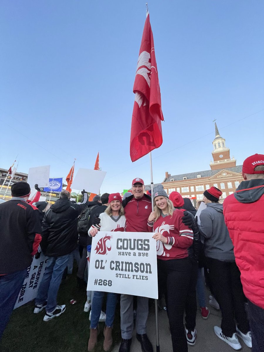 itsme_LT's tweet image. Pullman: a place that is surrounded by wheat fields, but known across the world because of a pretty special flag @olcrimson ♥️🫶🏼 🚩 #PullmanBCT