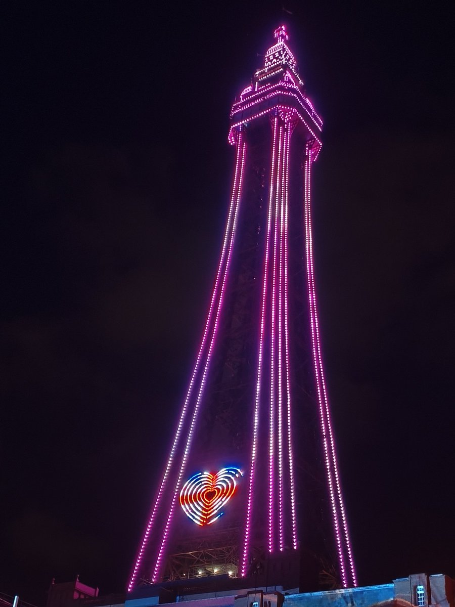 ShaunFarrelly's tweet photo. Pretty sights but pretty windy too. Another night of lights, this time in Blackpool for Lightpool.
#Blackpool #Lightpool #BlackpoolTower #LightShow #Seaside #Illuminations https://t.co/4dzxwJj5VP