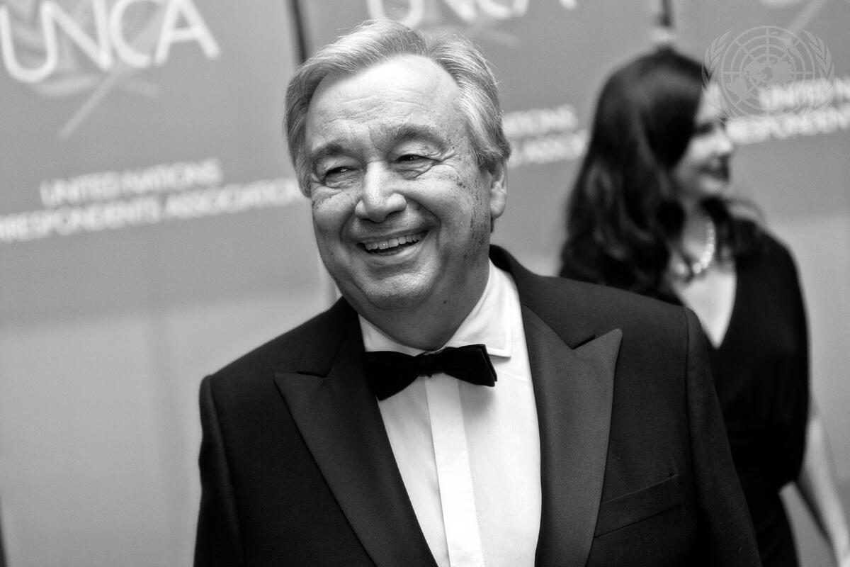 UN_Photo's tweet photo. Today marks the UN's 80th anniversary!

Secretary-General @antonioguterres attends the annual awards dinner of @UNCANews in 2019. Behind him is @AshleyJudd, @UNFPA Goodwill Ambassador

#UN80
UN Photo/Mark Garten https://t.co/TXwxAlCNwc