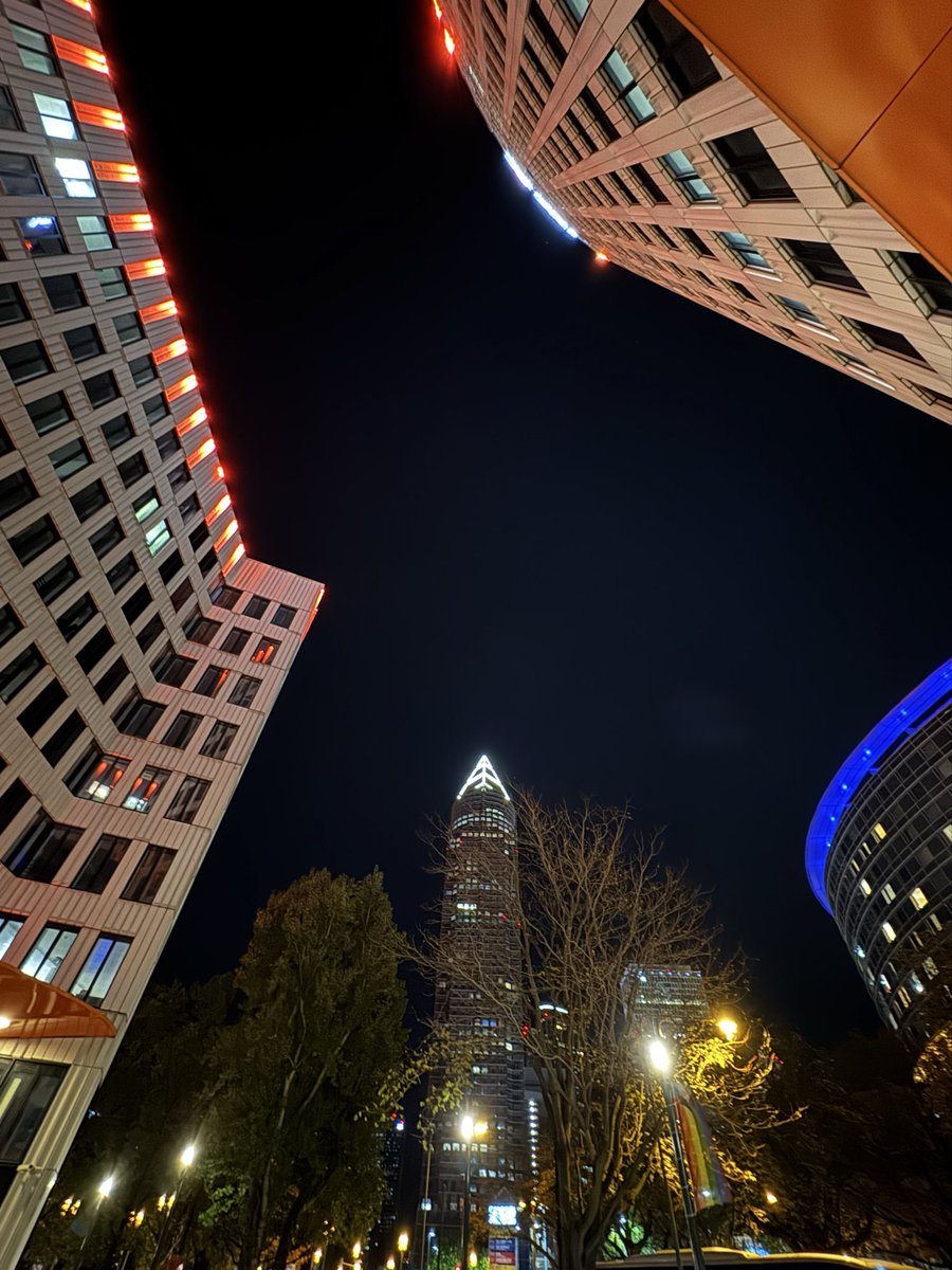 m_ql2_8's tweet image. When the moon has lost its glow
You have to face it all alone
#queen