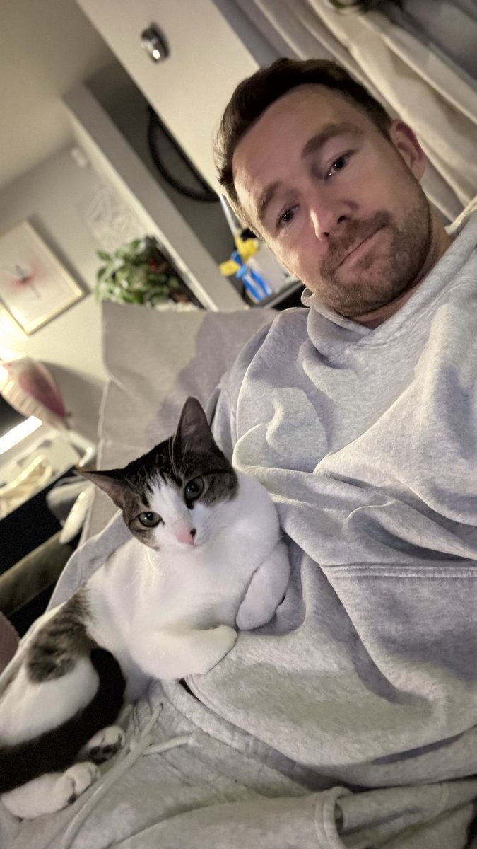 A week of work travel, and nursing an injury from a fall which means I’ve broken my 12 week streak of increasing mileage. But this little street urchin comes to sleep on my lap and suddenly things are good again. We don’t deserve pets 💙