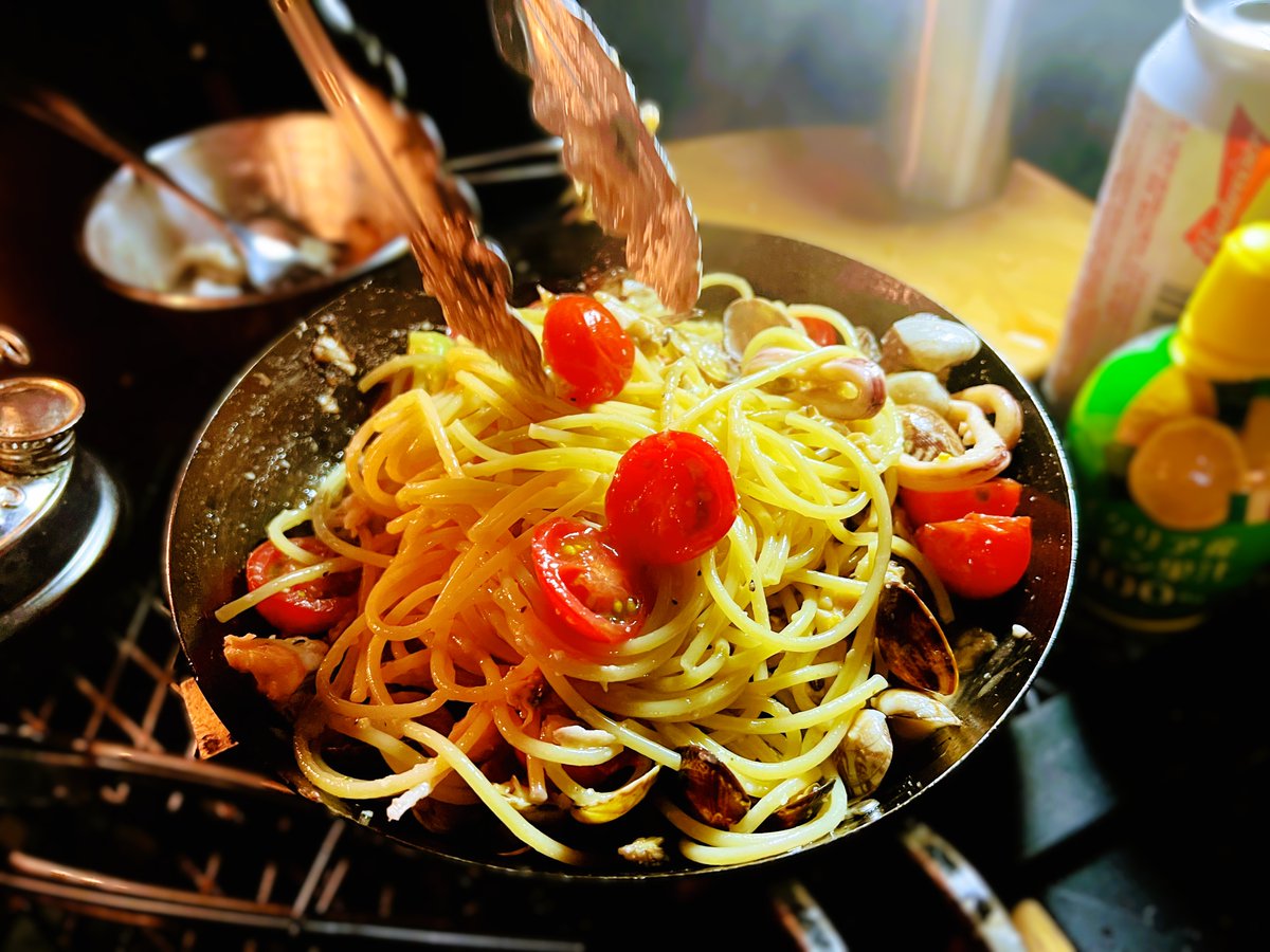 akiyuma0333's tweet photo. ある日のキャンプごはん。
アクアパッツァからの、
〆のパスタ。
#キャンプごはん
#パスタ
#アクアパッツァ
#焚き火料理
#イタリアン
#campingcooking
#campingdinner
#pastas
#spagetti https://t.co/9vsQ84c63j