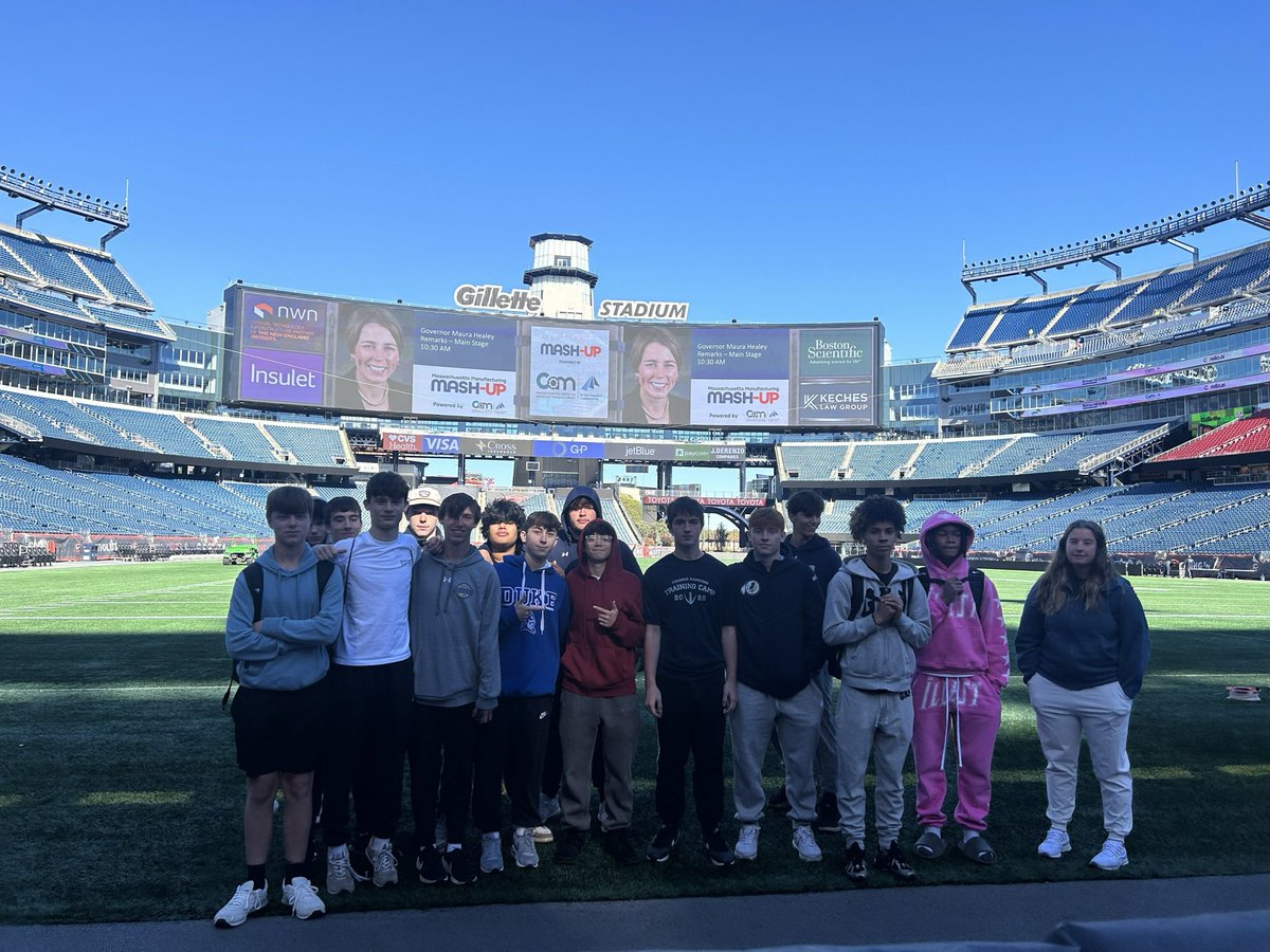 We were excited to welcome Foxborough High School's Sport Media class to Gillette Stadium earlier this week! The group enjoyed a tour of the Hall of Fame, the Lighthouse, media spaces and the game field. 🏟️📚