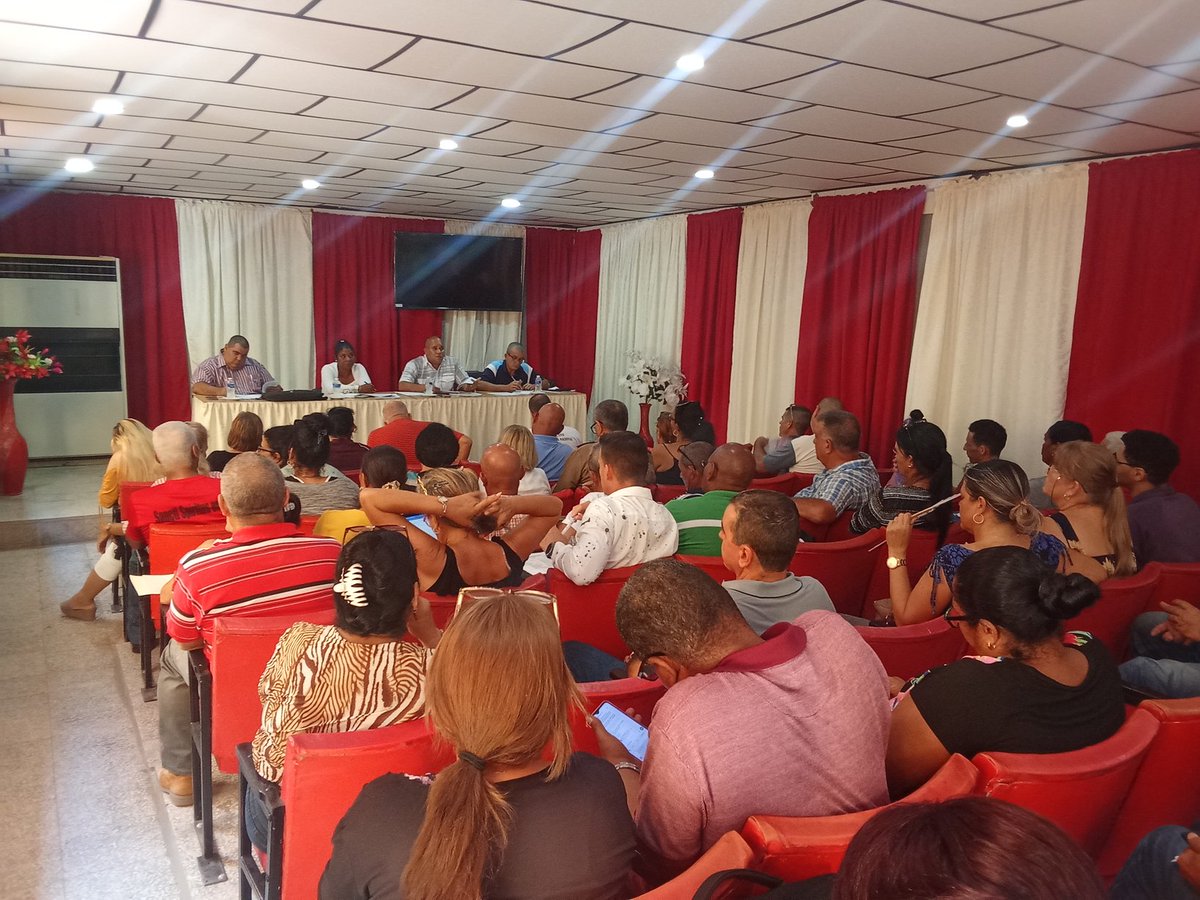eduardo_yovanis's tweet image. En la sede de la Asamblea Municipal del #PoderPopular de #SanctiSpíritusEnMarcha se analizan los resultados de la visita realizada por el Gobierno Provincial del Poder Popular al municipio.