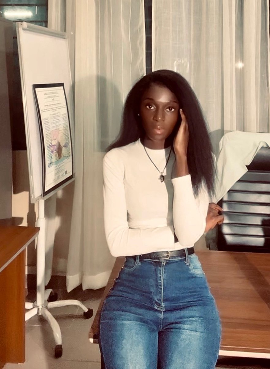 Terrasses d'immeubles ABC : vous avez vu leur profondeur minime ? On dirait qu'elles sont faites exprès pour qu'une averse nous pousse à entrer dans les magasins ! Stratégie ou hasard ? Vos avis ! 🤔
 #Architecture #StratégieCommerciale #ObservationUrbaine