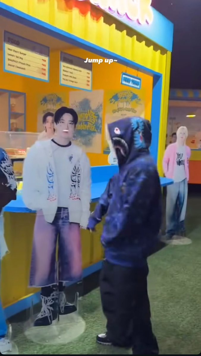 cardboard changbin being taller than changbin is so funny to me😭😭